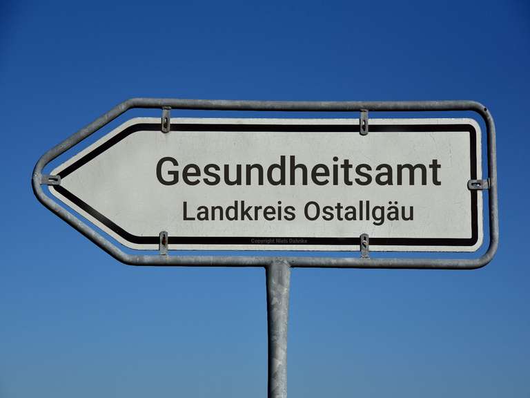 Schild: Landkreis Ostallgäu Gesundheitsamt