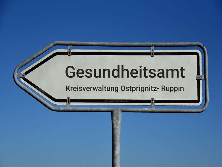 Schild: Kreisverwaltung Ostprignitz- Ruppin Gesundheitsamt